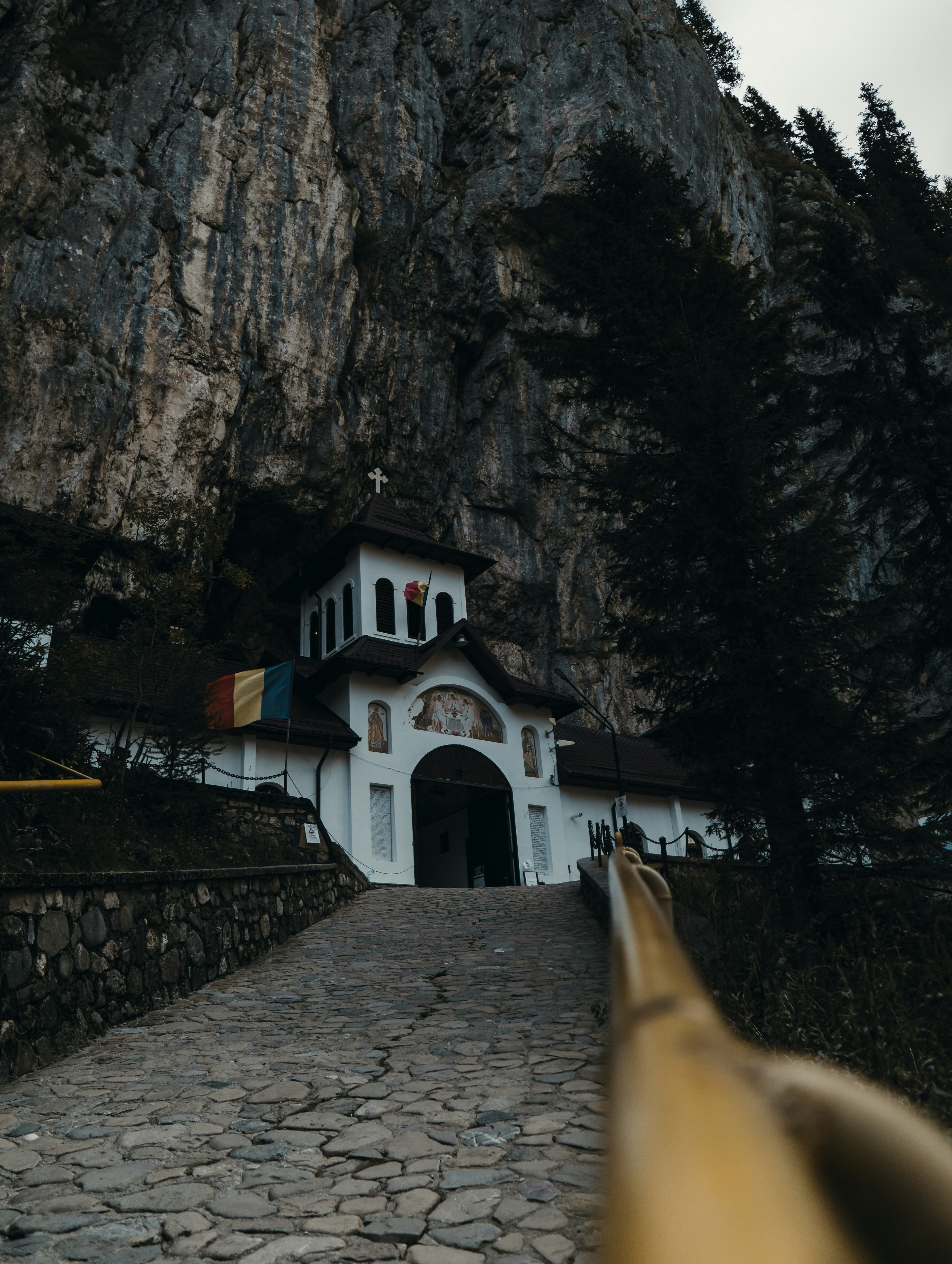 Lacul Bolboci , Peştera Ialomicioara